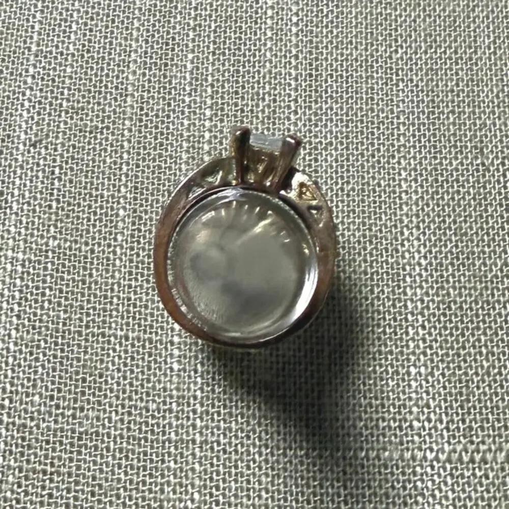🧚🏻‍♀️ Vintage Style Statement Ring Size 7.5 Square Cut Gold Tone Distressed Look